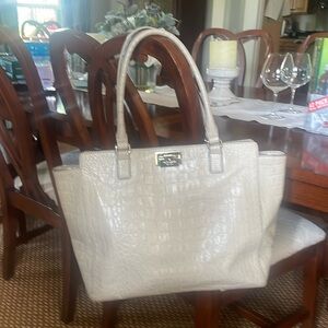 I’m selling a Kate spade large satchel purse. Great for taking trips.